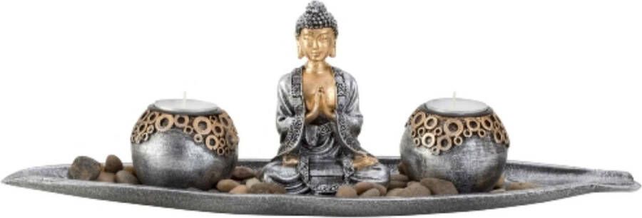 Boeddha decoratie beeldje met 2 kaarshouders op schaal kunststeen zilver bruin 30 x 11 cm